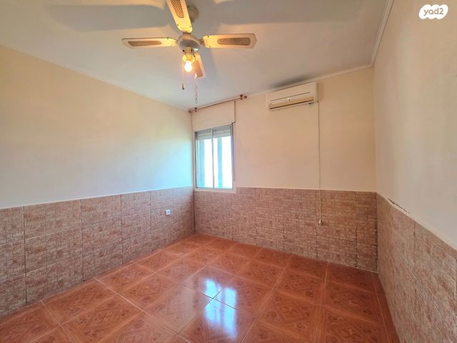 דירה, הגיבורים, טבריה