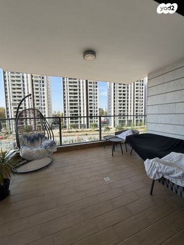 דירה, יעקב תמרי, חצרות המושבה, רחובות