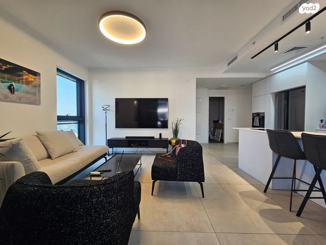 דירה, ליאונרדו דה וינצ'י 12, גני שרונה, קרית הממשלה, תל אביב יפו