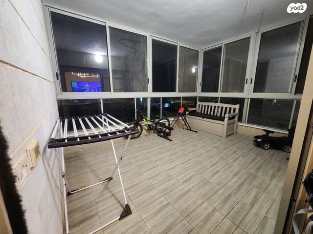 דירה, נעמי שמר, אירוס, ירוחם