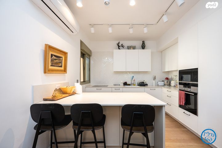 דירת גן, חלומות זכרון, זכרון יעקב