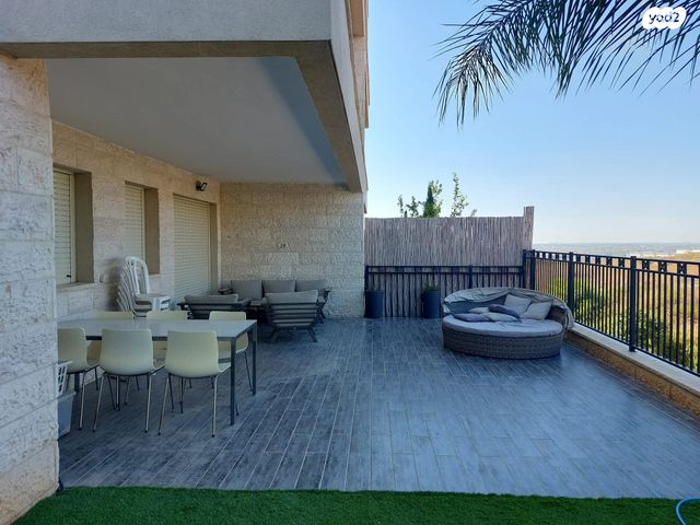 דירת גן, צור יצחק, צור יצחק