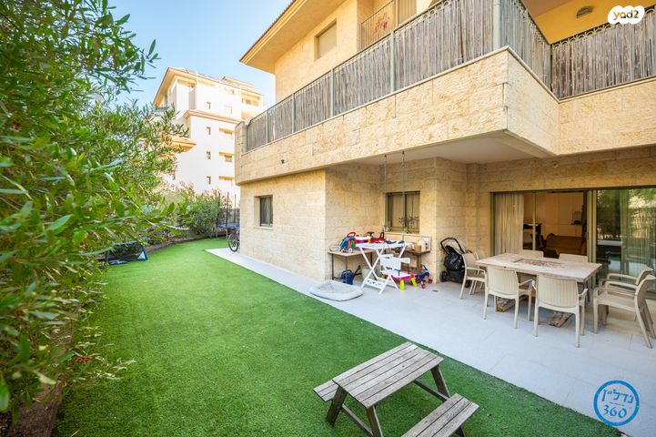 דירת גן, חלומות זכרון, זכרון יעקב