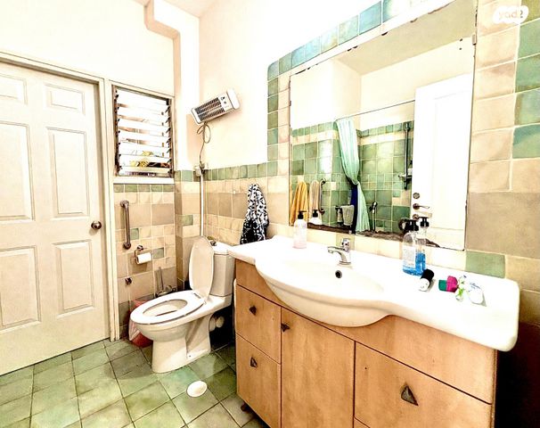 דירה, אוסקר שינדלר, הגבול רוטשילד, בת ים