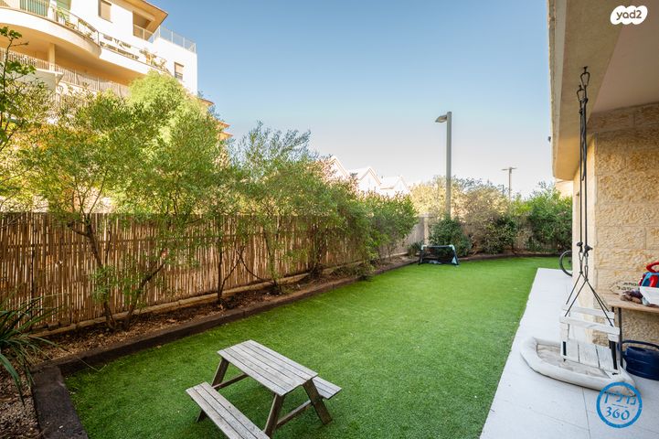 דירת גן, חלומות זכרון, זכרון יעקב