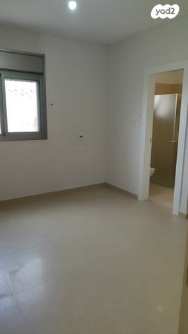 גג/ פנטהאוז, הדקלים, אלונים, קרית אתא