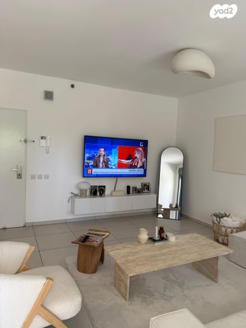 דירה, ניסים אלוני, פסגות אפק, ראש העין