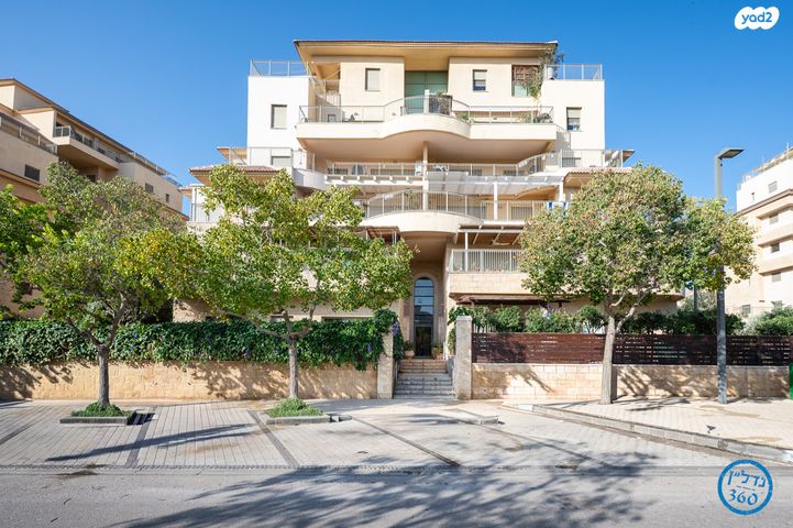 דירת גן, חלומות זכרון, זכרון יעקב