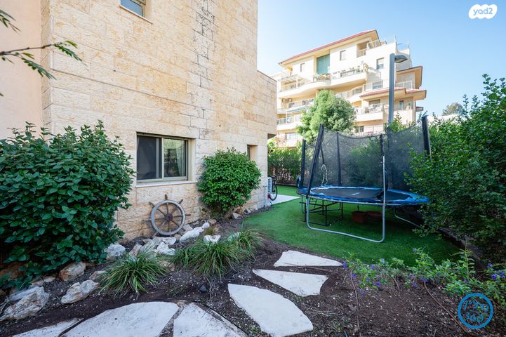 דירת גן, חלומות זכרון, זכרון יעקב