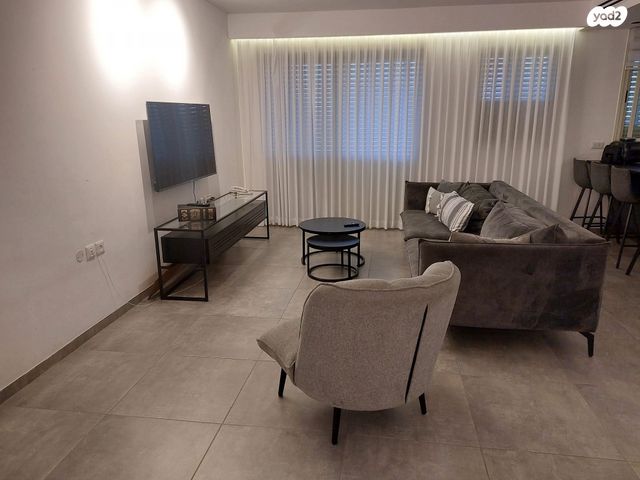 דירת גן, צור יצחק, צור יצחק