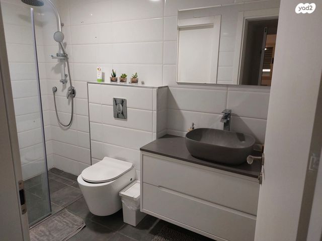 דירת גן, צור יצחק, צור יצחק