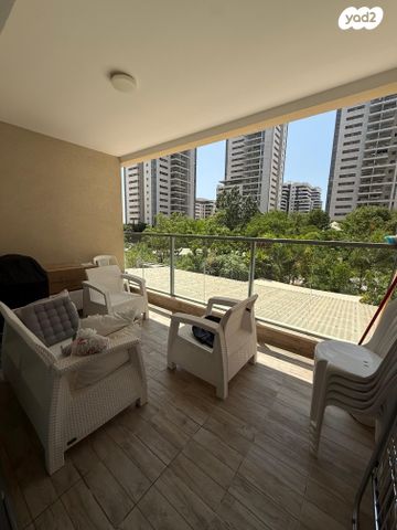 דירה, ניסים אלוני, פסגות אפק, ראש העין