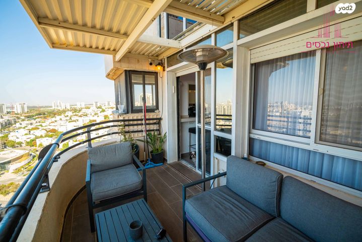 גג/ פנטהאוז, מודיעין מכבים רעות