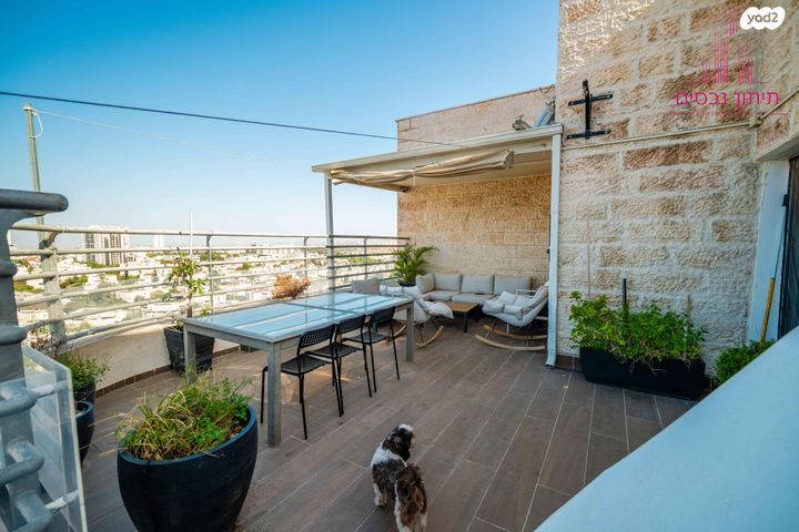 גג/ פנטהאוז, מודיעין מכבים רעות