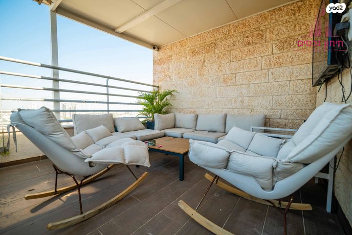 גג/ פנטהאוז, מודיעין מכבים רעות