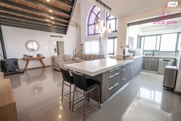 גג/ פנטהאוז, מודיעין מכבים רעות