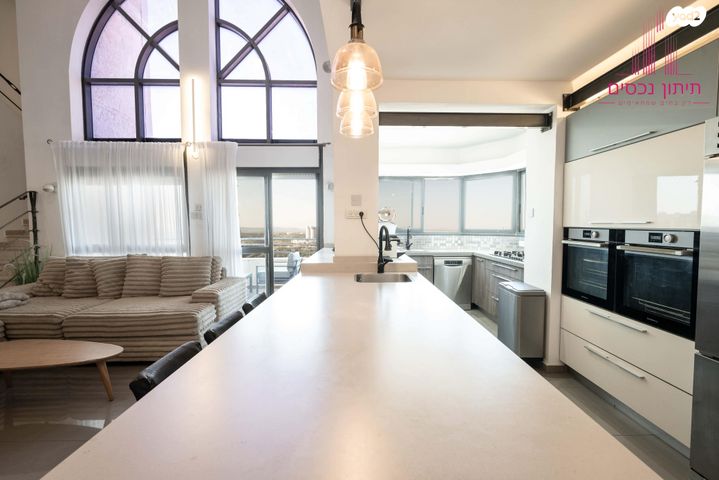 גג/ פנטהאוז, מודיעין מכבים רעות