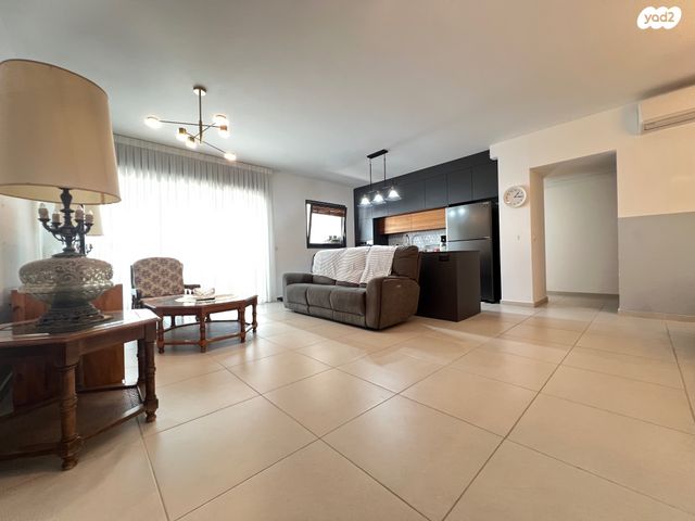 דירה, דליה רביקוביץ', פסגות אפק, ראש העין