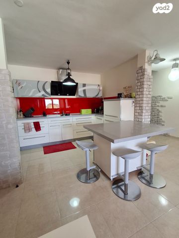 טריפלקס, שדרות העצמאות 187, הפרחים, קרית גת