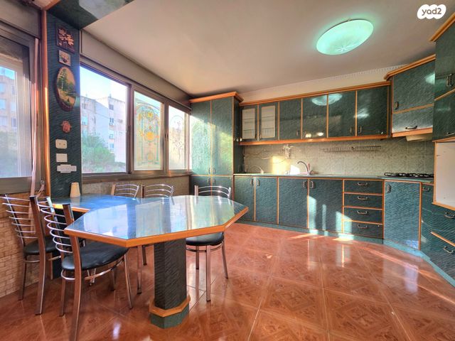 דירה, הגיבורים, טבריה