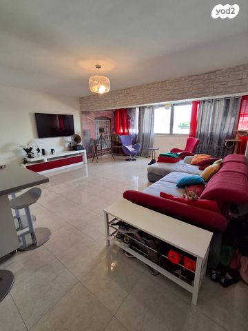 טריפלקס, שדרות העצמאות 187, הפרחים, קרית גת