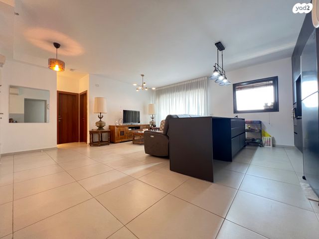 דירה, דליה רביקוביץ', פסגות אפק, ראש העין