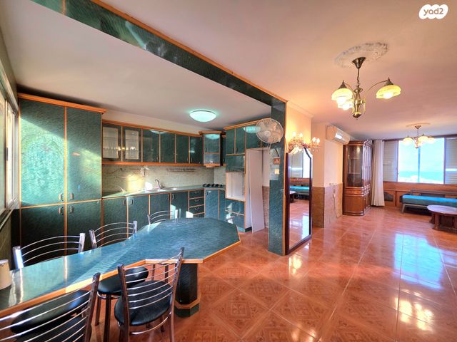 דירה, הגיבורים, טבריה