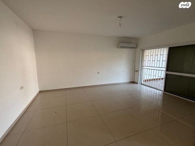 דירת גן, חוחית, צוותא ב, אלפי מנשה