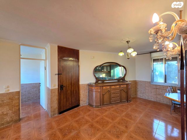 דירה, הגיבורים, טבריה