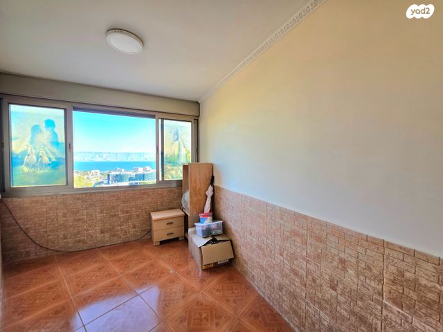 דירה, הגיבורים, טבריה