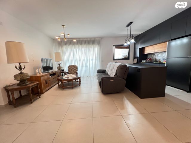 דירה, דליה רביקוביץ', פסגות אפק, ראש העין