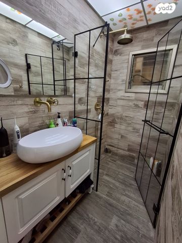 טריפלקס, שדרות העצמאות 187, הפרחים, קרית גת