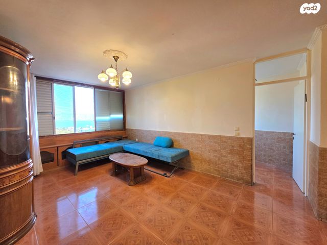 דירה, הגיבורים, טבריה