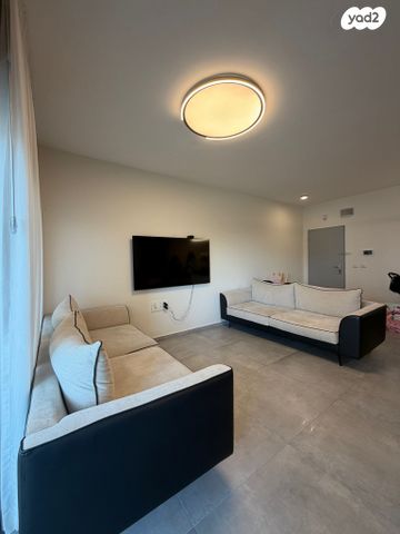 דירה, יעקב תמרי, חצרות המושבה, רחובות