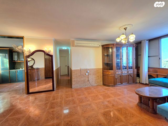 דירה, הגיבורים, טבריה