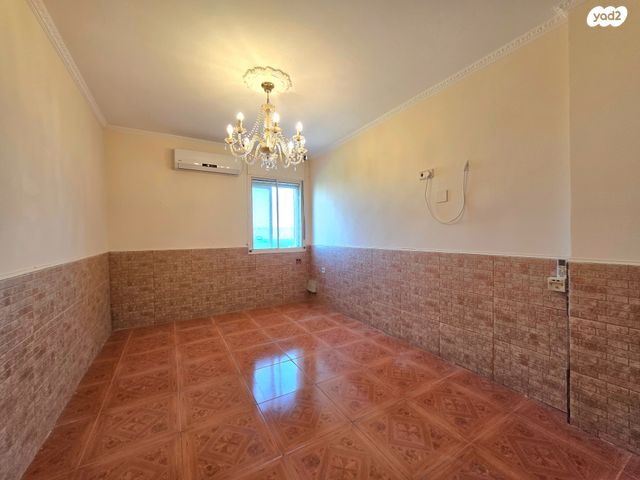 דירה, הגיבורים, טבריה