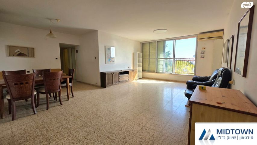 סמטת אביבים 12