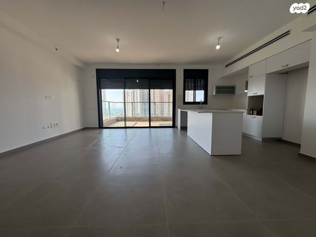 דירה, אמנון ליפקין שחק, נוף הטיילת, נתניה