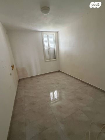 אפרים צור 48