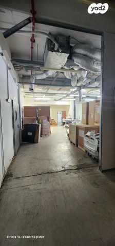 מחסנים, שאר העיר, יבנה