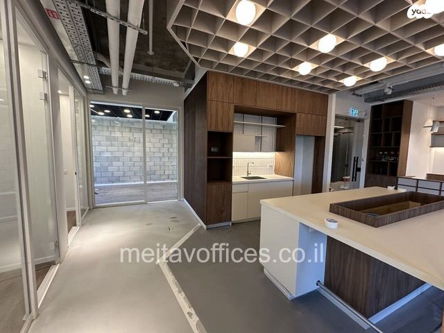 דרך מנחם בגין 13