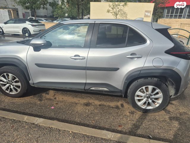 מודעת רכב טויוטה יאריס קרוס