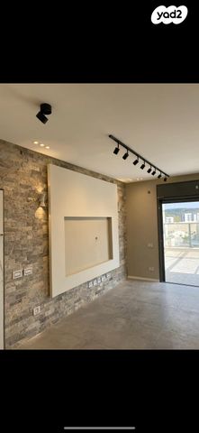 גג/ פנטהאוז, גפן 11, החורש, חריש