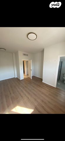 גג/ פנטהאוז, גפן 11, החורש, חריש