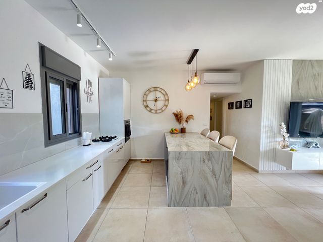 דירה, טופז 28, אבני חן, חריש