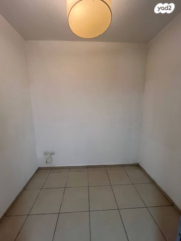 דירה, רות 22, חרוזים, רמת גן