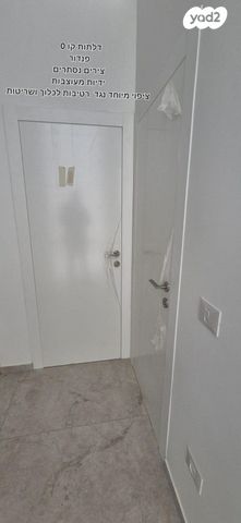 דירת גן, אהוד מנור 6, המוזיקה, שדרות