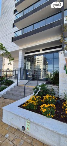 דירת גן, אהוד מנור 6, המוזיקה, שדרות