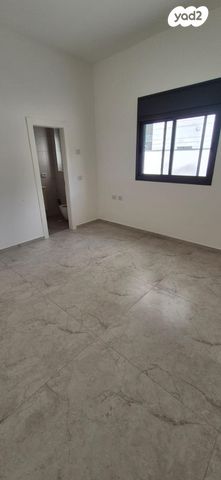 דירת גן, אהוד מנור 6, המוזיקה, שדרות