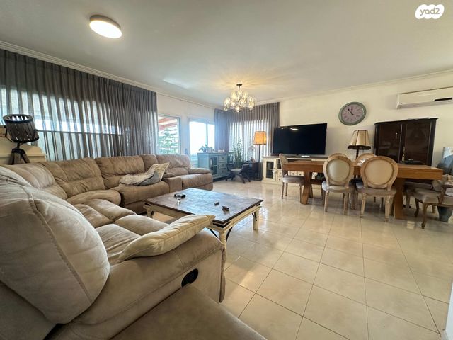 דו משפחתי, אלפי מנשה